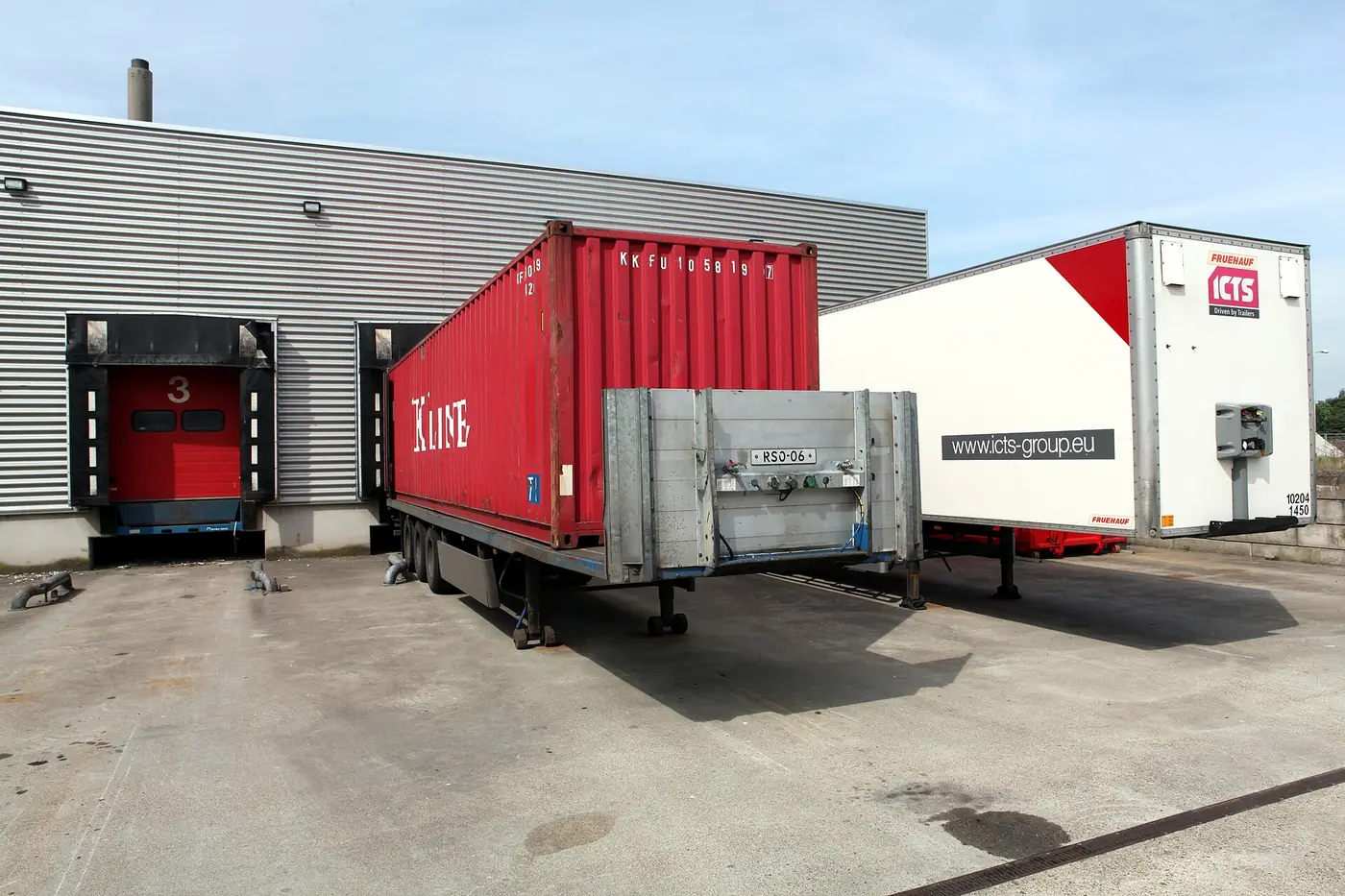 A 53-foot trailer backed up to a loading dock